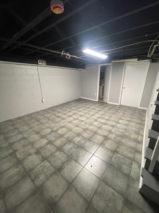 Building Photo - 4919 Schaub Ave