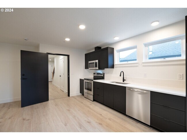 Building Photo - 617 SW Lobelia St