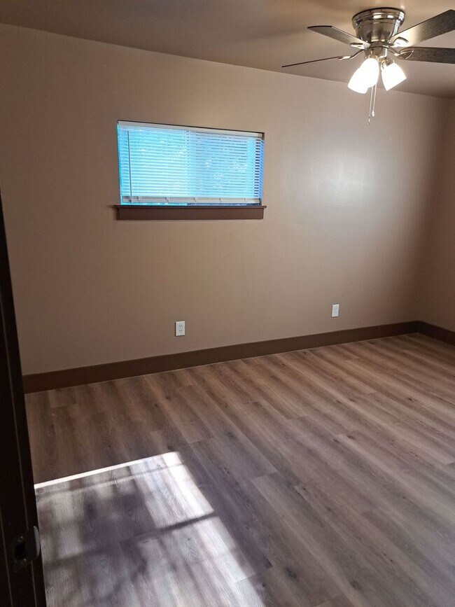 Building Photo - 523 E 8th St