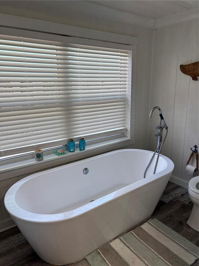 Building Photo - 124 S Bay Harbor Dr