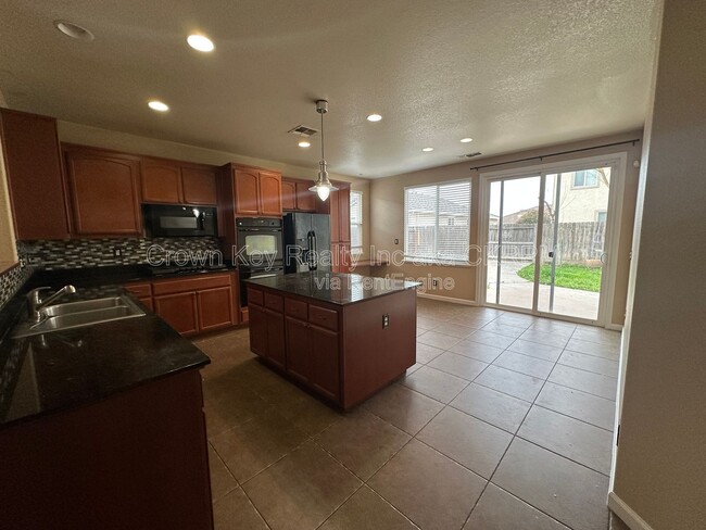 Building Photo - 2568 Tapestry St