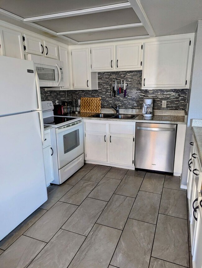 Building Photo - Furnished Rock l - Condo