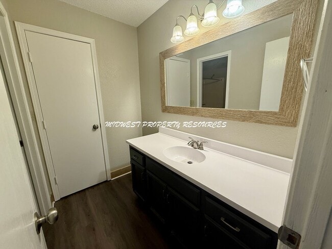 Building Photo - Beautiful 2 Bedroom Townhome with Updated ...
