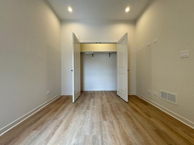 Building Photo - 3 bedroom in Chicago IL 60641