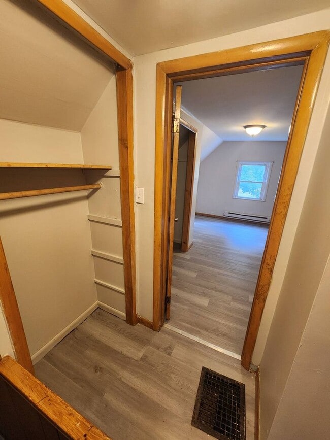 Building Photo - Charming 3-Bedroom Property in Prime Location