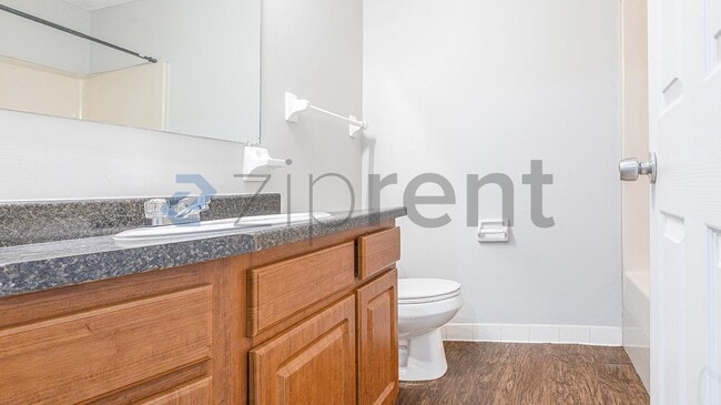 Building Photo - 813 Golf View Pl