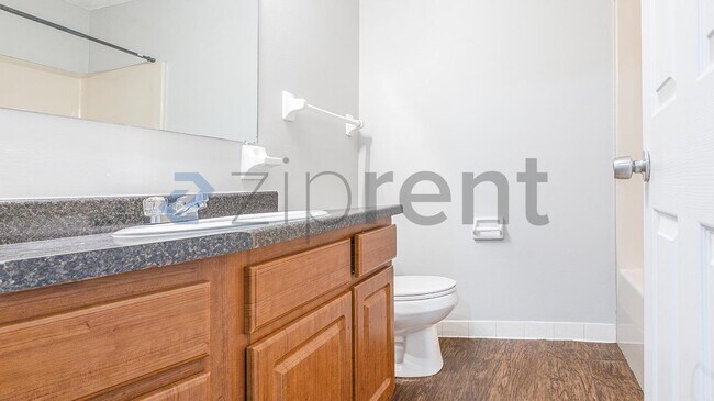 Building Photo - Unit APT B