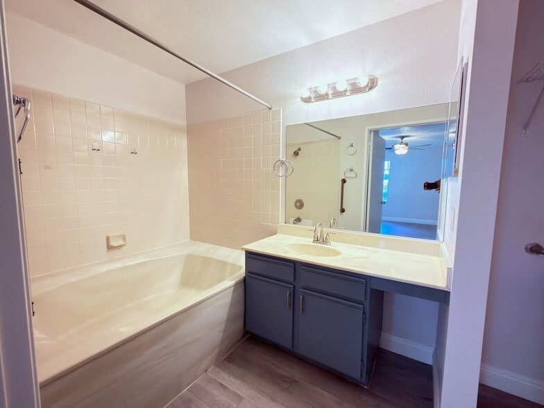 Building Photo - 2200 S Fort Apache