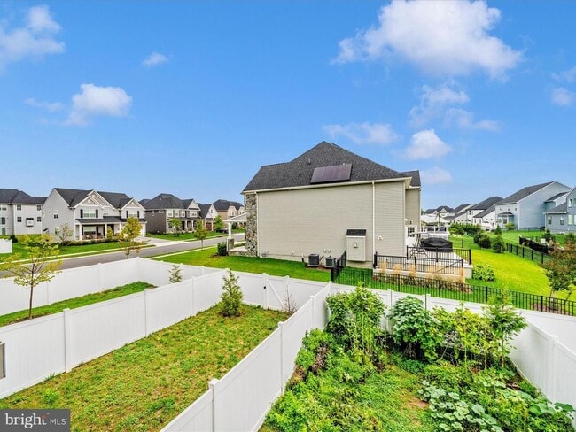 Building Photo - THREE LEVEL TOWN HOUSE IN KELLERTON