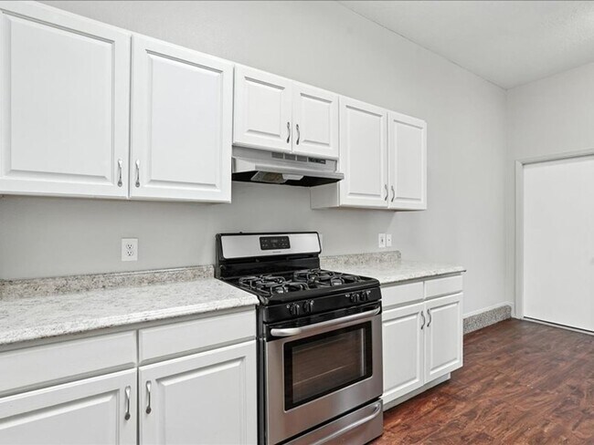Building Photo - For Rent | 3 Bed | 2 Bath | Fireplace | Pr...