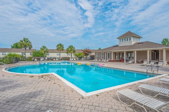 Building Photo - 2 Bedroom Townhouse in Crestview!
