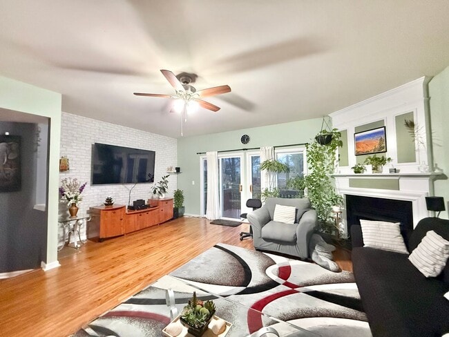 Building Photo - Stunning 3BD, 4BA Morrisville Townhome in an HOA Community with Premier Amenities & Near RDU Airp...