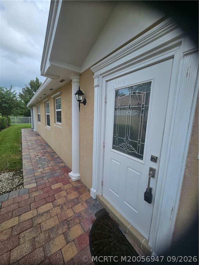 Building Photo - 11208 SW Pembroke Dr