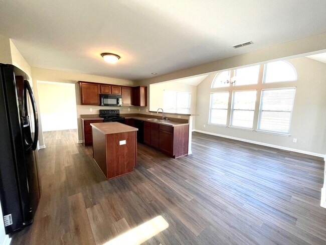 Building Photo - Renovated Polo Fields Home!