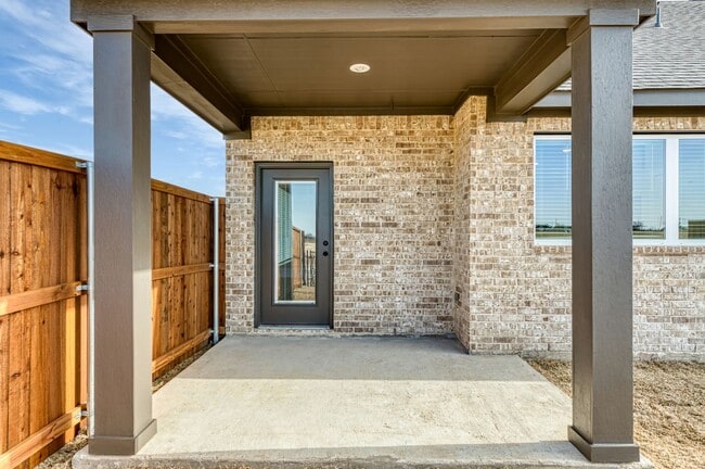 Building Photo - AVAILABLE NOW! 3 BEDROOM TRIPLEX  LOCATED ON 1-ACRE LOT IN MIDLOTHIAN, TX!