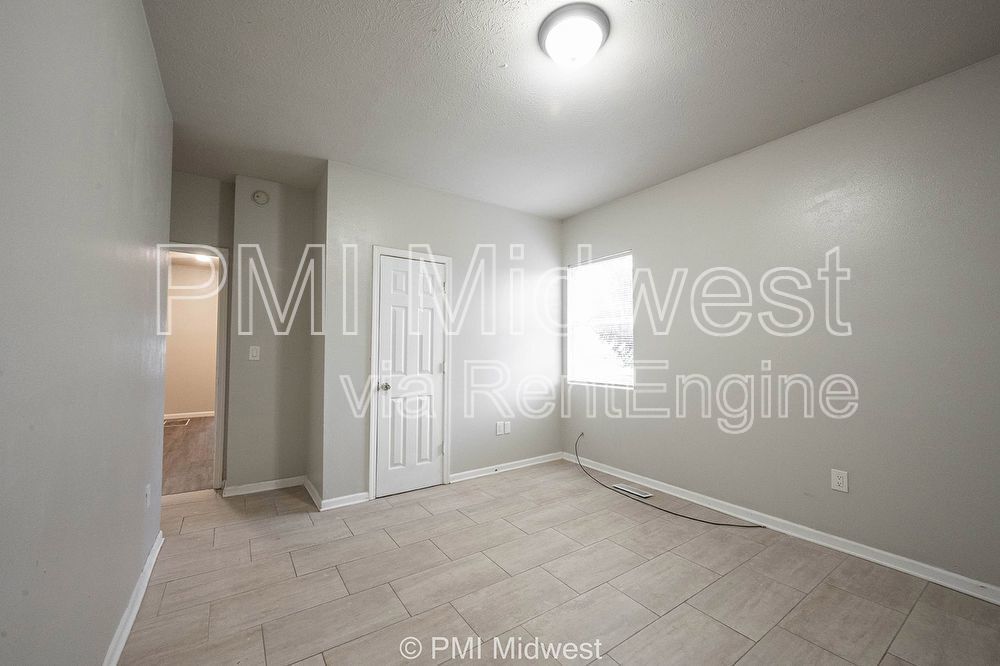 Building Photo - 3014 W 10th St