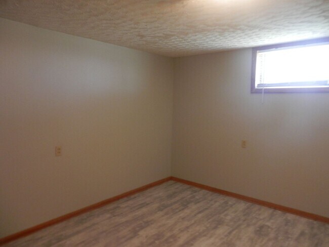 Building Photo - 3 Bed 2 Bath Farmhouse!