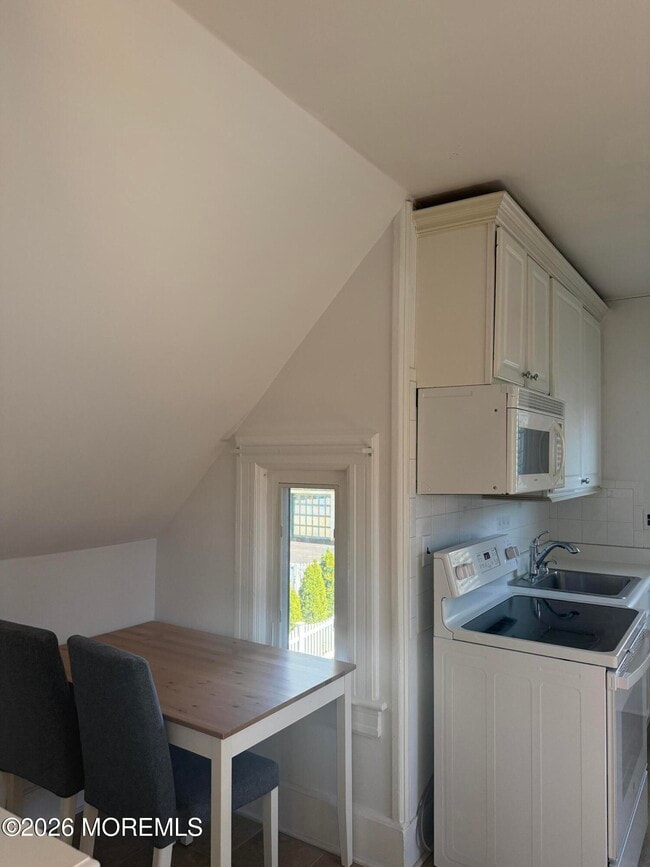 Building Photo - 84 McLaren St