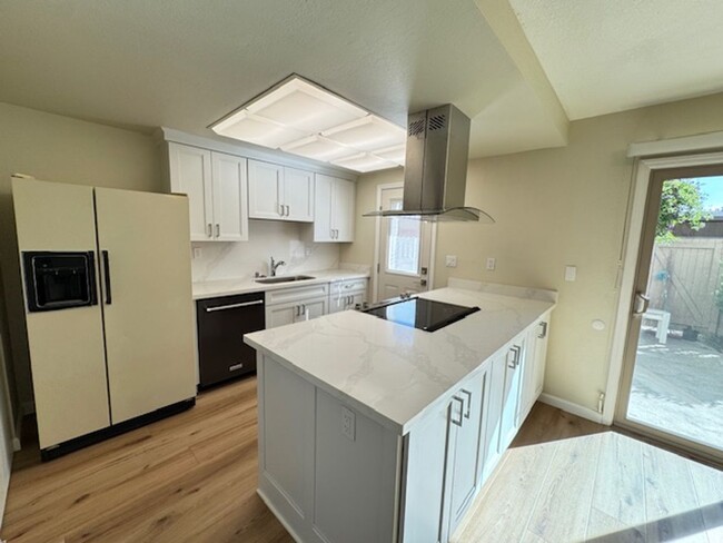 Building Photo - Beautiful updated 2 bedroom condo in Sunse...