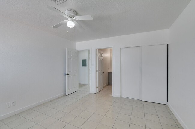 Building Photo - 6987 Mendon Ln