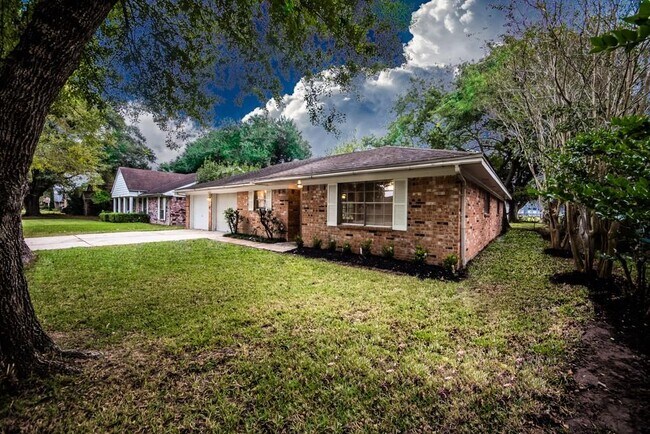 Building Photo - 2110 Wycliffe Dr