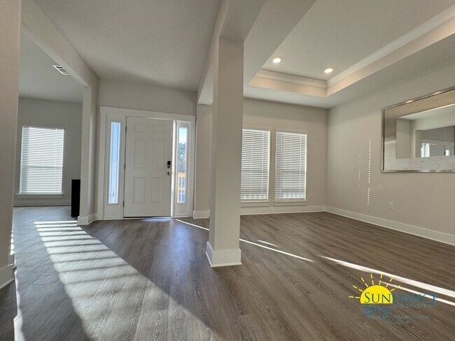 Building Photo - Stunning 4 Bedroom Home in Hillwood Estates, Crestview!