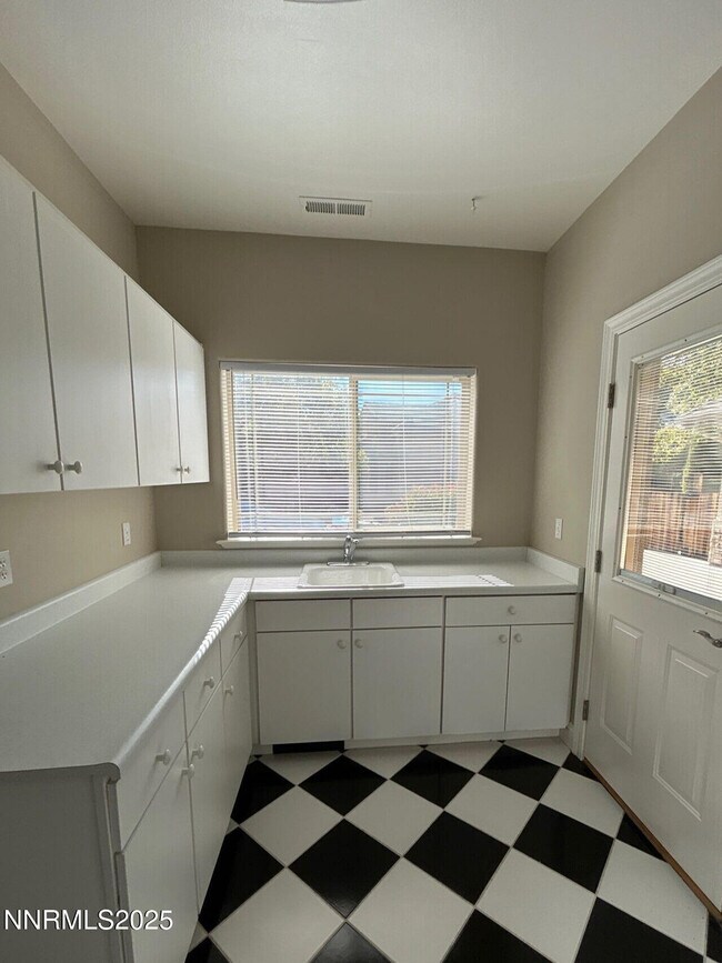 Building Photo - 3140 Scarlet Oaks Ct