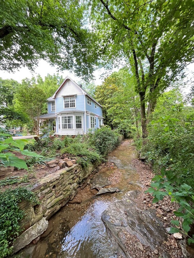 Building Photo - HISTORIC DOWNTOWN  3 bedroom 2.5 bath home