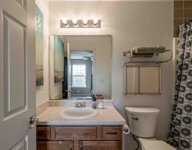 Building Photo - 3 bedroom Dog Friendly Home For Rent with Swimming Pool!