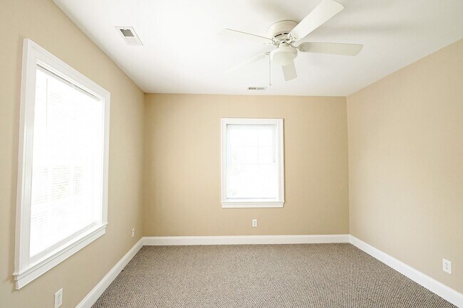 Building Photo - Charming Move-in Ready Downtown Home With Updates