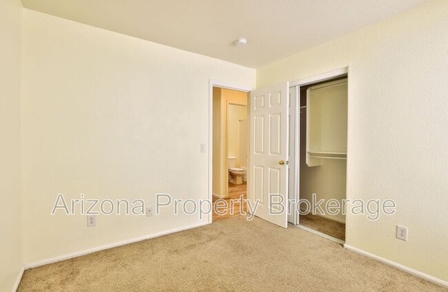 Building Photo - 1025 E Palomino Way