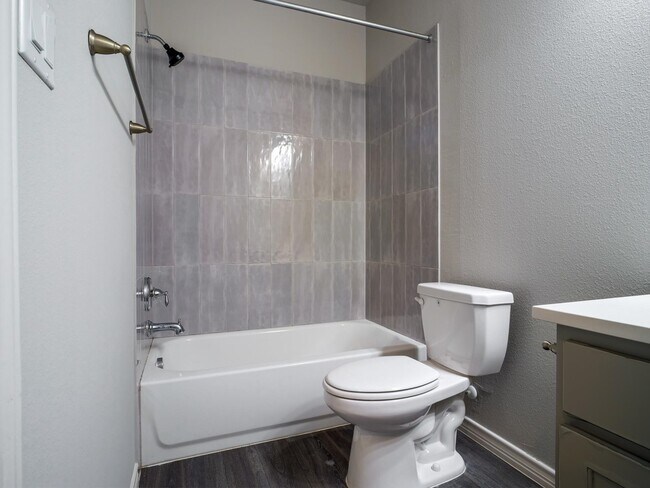 Building Photo - 221 Peruna Dr