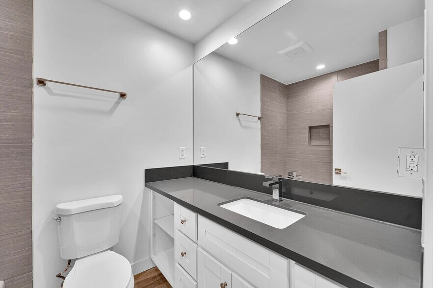 Building Photo - 1240 W 29th St