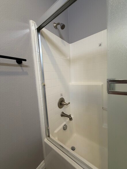 Building Photo - 16718 Nicklaus Dr