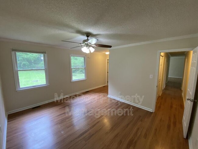 Building Photo - 104 Waverly Dr