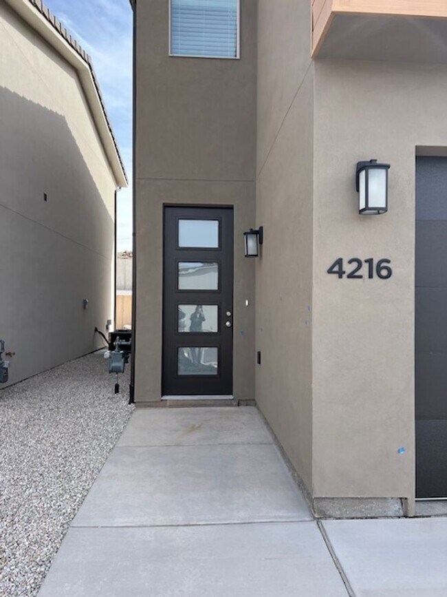 Building Photo - SPACIOUS HOME FOR RENT!