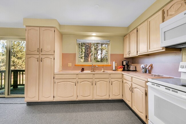 Building Photo - 27927 Circle Dr