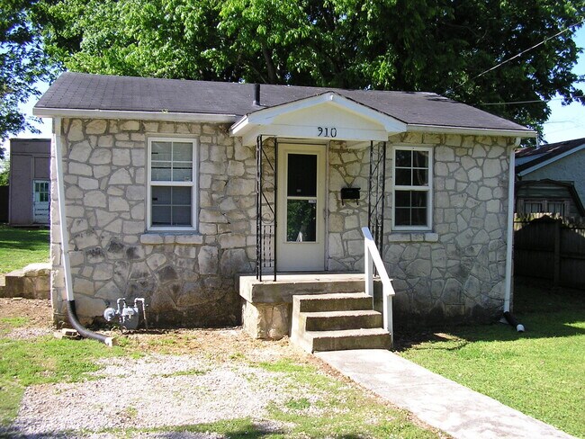 Building Photo - 910 Avery Ct