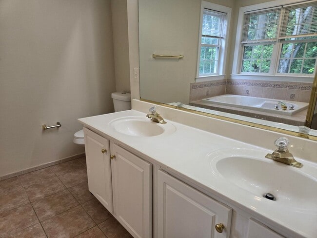 Building Photo - Stunning and Spacious 5 Bed 4 Bath Colonia...