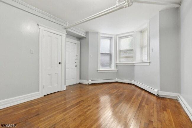 Building Photo - 162 Fairview Ave