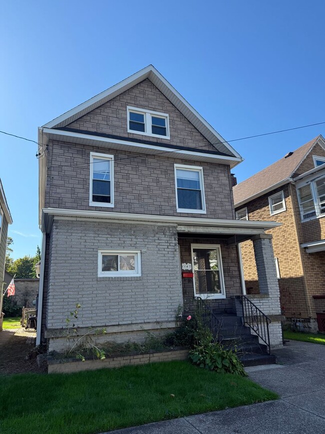 Building Photo - 1147 W 22nd St
