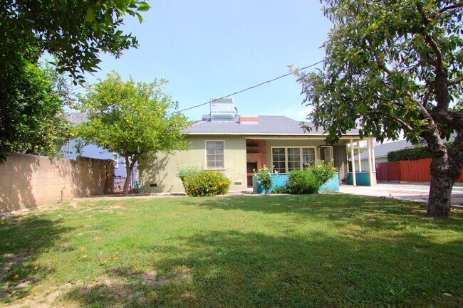 Building Photo - Charming Sun-Filled 3BR/2BA Home in Lake Balboa with Large Backyard & Fruit Trees
