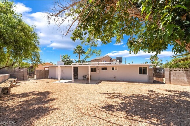 Building Photo - 2749 Del Mar Pl