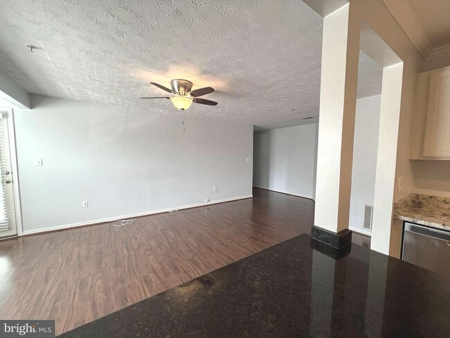 Building Photo - Beautiful 2bd 2bth mid level condo featuri...