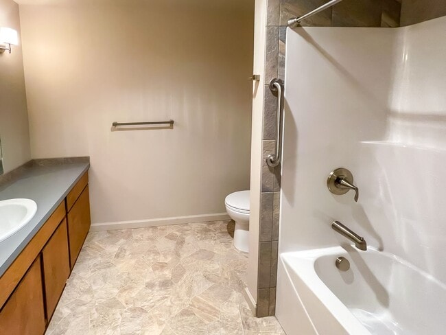 Building Photo - Expansive 5-Bedroom Lake Oswego Property N...