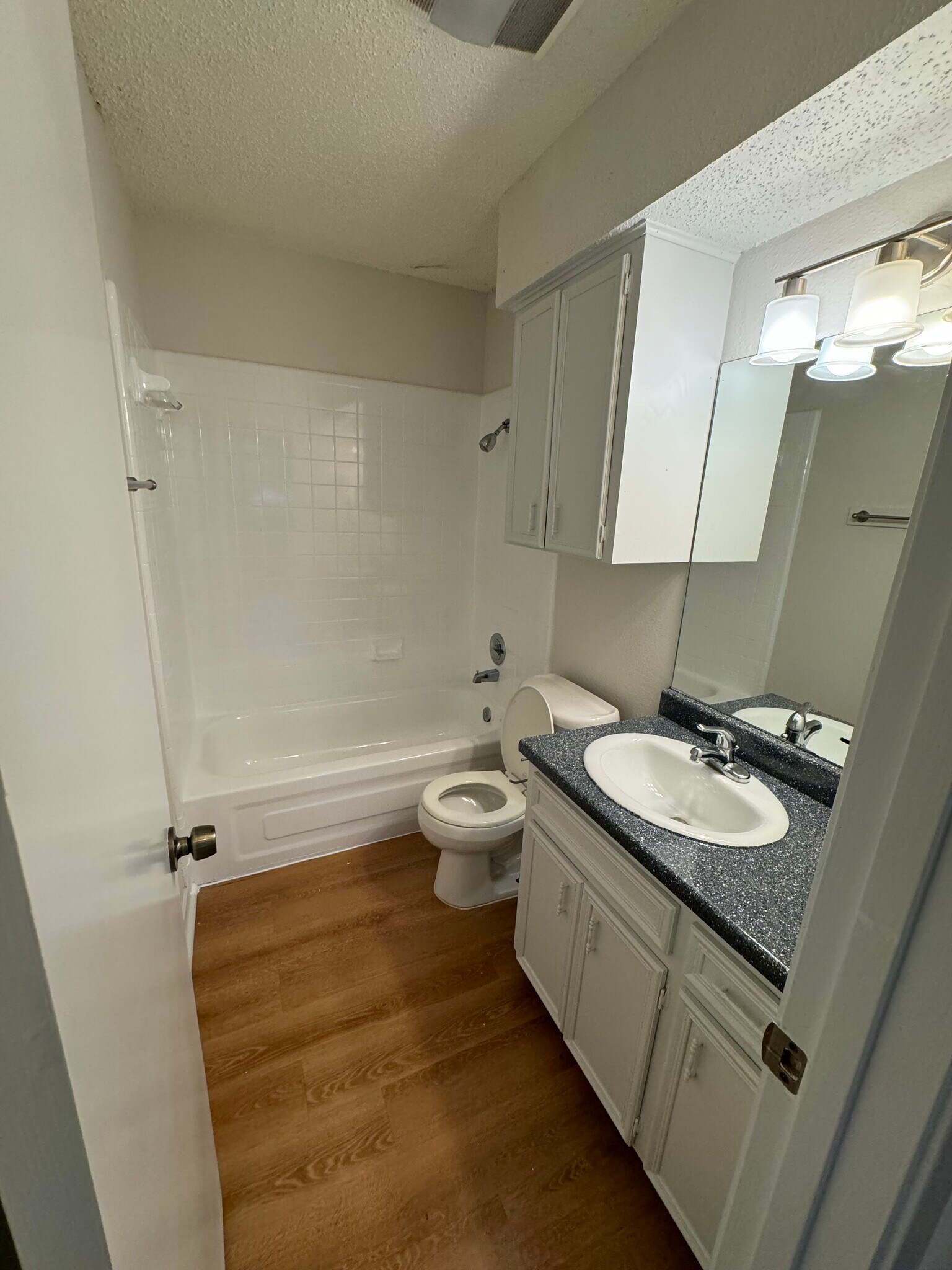 Full Bathroom - 7000 Oak Meadow Cir