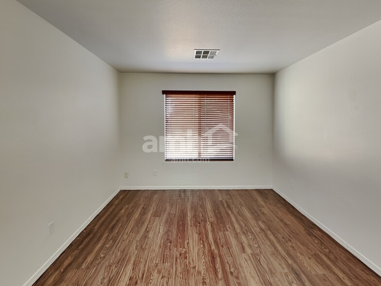 Building Photo - 1497 E Magnum Rd