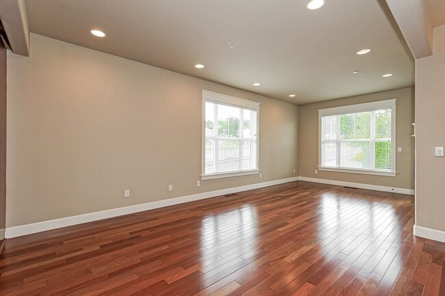 Building Photo - End unit 3BD 2.5BA + Loft +  Tri Level Townhouse w/Garage + AC + Balcony + Washer/Dryer