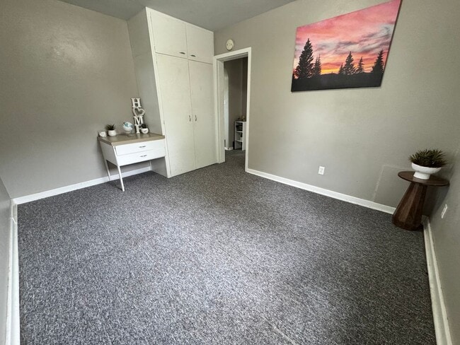 Building Photo - 2 bed, 1 bath home for rent in Hudson available IMMEDIATELY