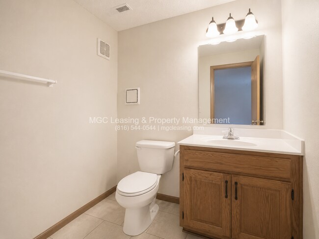 Building Photo - 3557-3563 NE Independence Cir